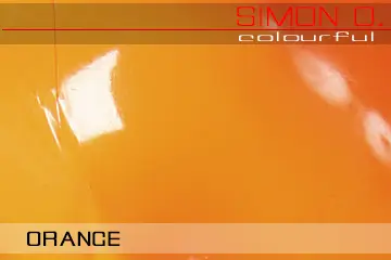 Oranges Latex Farbmuster Latex Farbmuster Orange für getauchte Latexkleidung. Der Text auf dem Latexfarbmuster lautet „Simon O. Colourful ORANGE“.