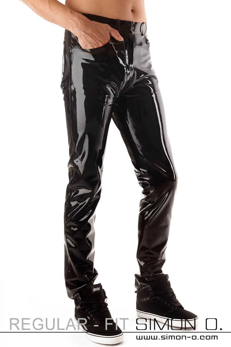 Glänzende Herren Latex Jean in Schwarz Ein Herr trägt eine glänzende Latex Jean und hat eine Hand in der Tasche eingesteckt