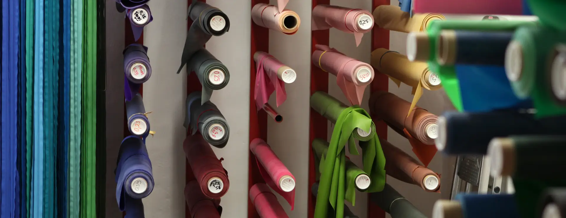 Latex Material in vielen Farben Eine Vorrichtung wo viele Rollen mit Latex in unterschiedlichen Farben gelagert werden.