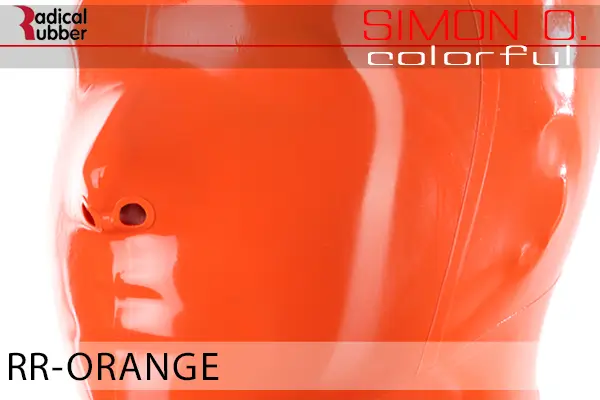 Orange Latex Farbmuster Orange für Latexkleidung. Nahaufnahme einer Latexmaske. Der Text lautet „Radical Rubber“ und „Simon O. Colourful RR- Orange“.