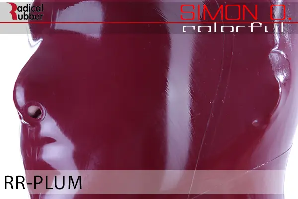 Plum Latex Farbmuster Plum für Latexkleidung. Nahaufnahme einer Latexmaske. Der Text lautet „Radical Rubber“ und „Simon O. Colourful RR- Plum“.