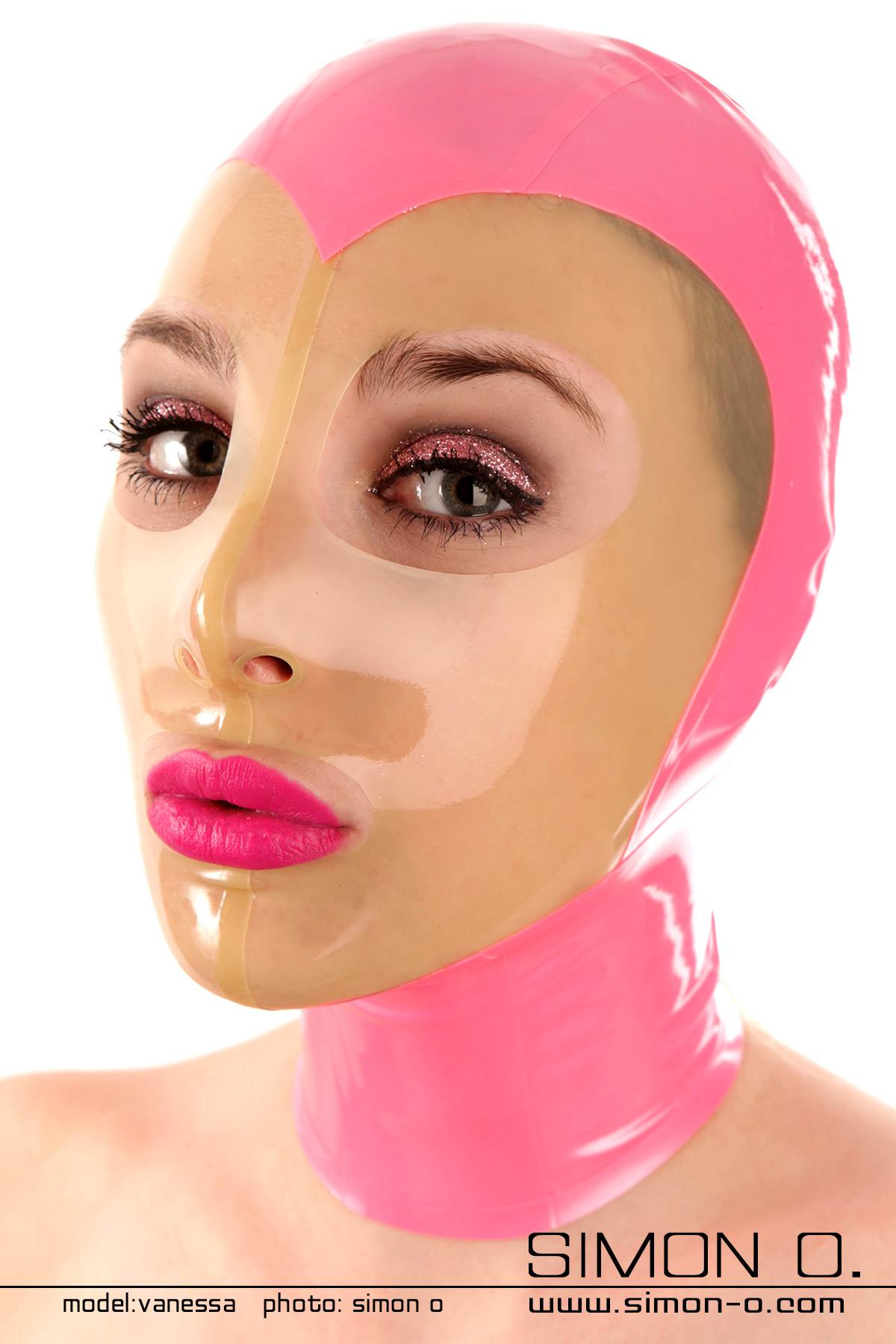Latex Maske pink gesicht transparent Eine Frau rau mit pinker Latex Maske mit transparentem Einsatz im Gesichtsbereich.