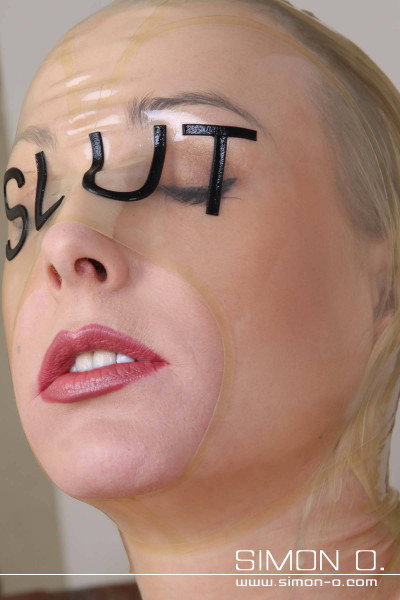 Latex Maske in transparent mit SLUT Schriftzug in Schwarz