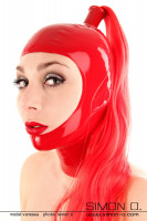 Vorschau: Rote glänzende Latex Haube mit einem langen roten Ponytail getragen von einer Frau mit roten Lippen