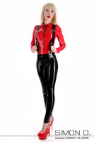 Vorschau: Eine blonde Frau mit High Heels trägt eine enge Latex Leggings in Schwarz mit einer roten Latex Bluse und schwarzen Hosenträgern