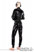 Vorschau: Ein Mann trägt einen locker bequem geschnittenen Latexanzug in glänzenden schwarzen Latex von hinten gesehen