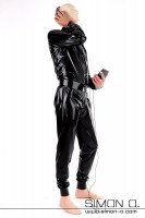 Vorschau: Ein Mann trägt einen lockereren bequem geschnittenen Latex Hausanzug in glänzenden schwarzen Latex 