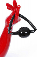 Vorschau: Ein schwarzer Latex Knebel wird von einer Hand mit roten Latex Handschuhen gehalten