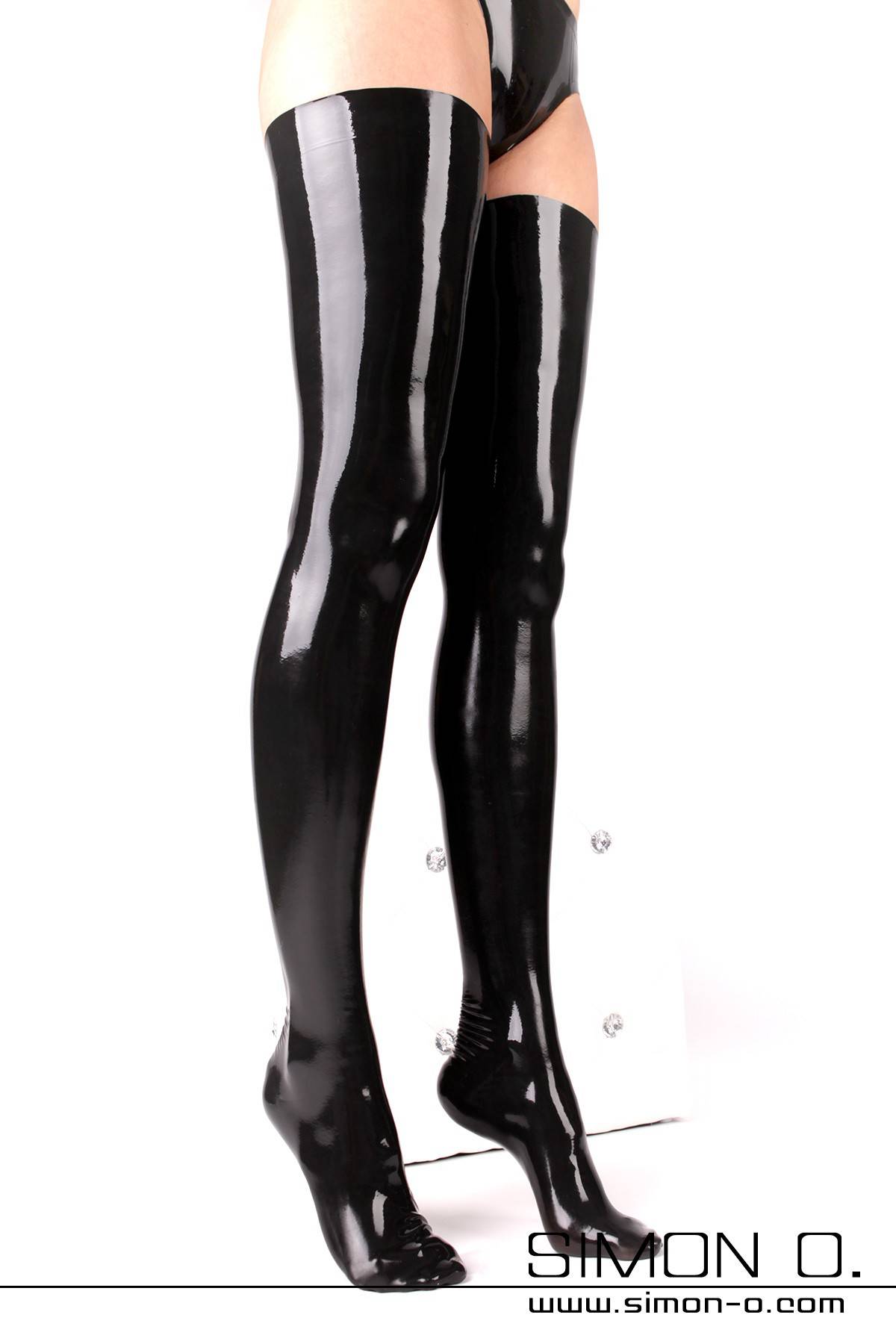 Damenbeine in schwarzen glänzenden Latex Strümpfen mit eng anliegender Passform