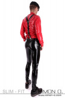 Vorschau: Ein Herr von hinten mit einer engen Slim Fit Latex Jean in Schwarz und einem roten Latex Hemd und Hosenträgern
