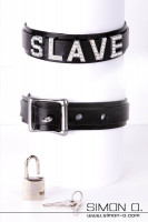 Vorschau: Latex Halsband in Schwarz mit Strass Buchstaben und dem Wort Slave 