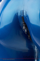 Vorschau: Blauer Latex Catsuit von hinten geshen Detailfoto Zipp im Schrittbereich