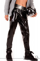 Vorschau: Ein Mann trägt eine schwarze Glanz Trainings Hose aus Latex mit einer Jacke und einem Ball in der Hand
