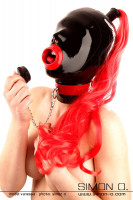 Vorschau: Schwarze Latex Maske mit Blowjob Mundstück welches mit einem Stöpsel abschließbar ist