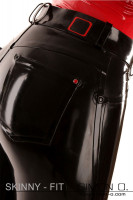 Vorschau: Nahaufnahme einer Latex Jean in Schwarz von hinten mit Taschen Bund Gürtelschlaufen und Simon O. Logo