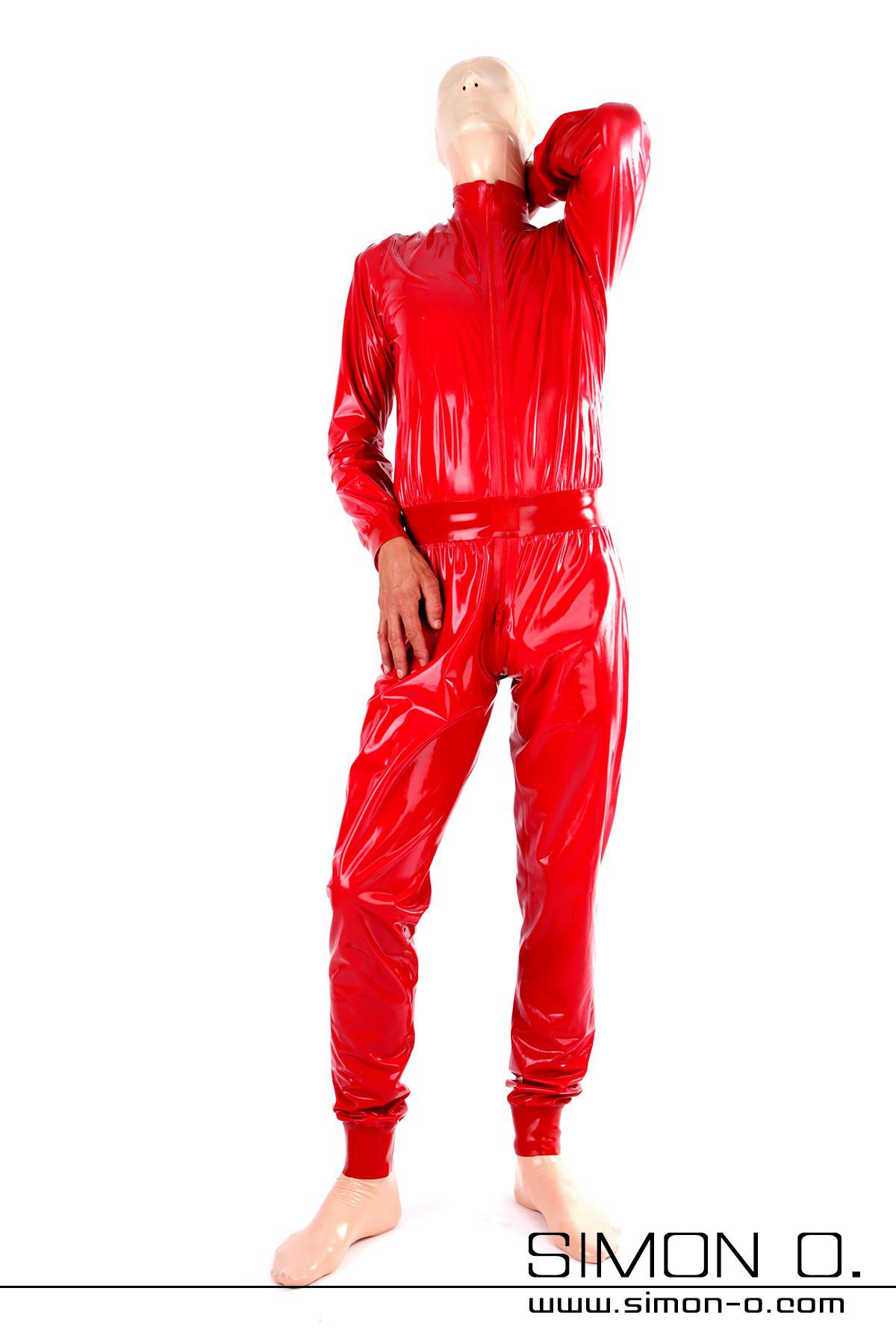 Ein Mann mit einer Latex Maske trägt einen lockeren Latex Anzug in glänzenden Rot von hinten gesehen.