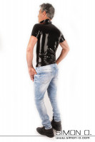 Vorschau: Ein Mann trägt ein glänzendes schwarzes kurzarm Latex Shirt von hinten gesehen