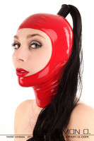Vorschau: Rote glänzende Latex Haube mit einem langen schwarzen Haarteil getragen von einer Frau mit roten Lippen