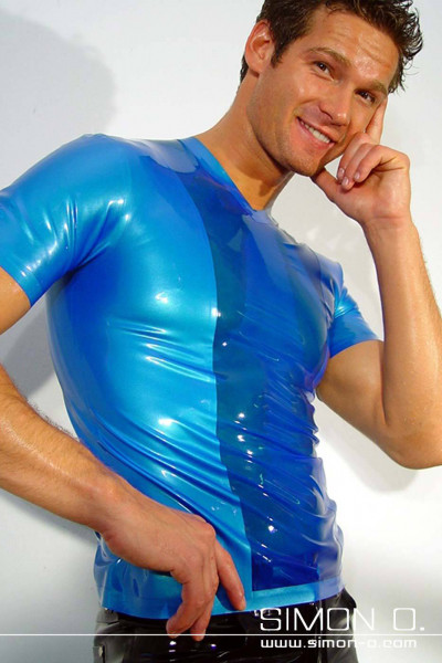 Blaues Latex Shirt zweifarbig mit V Ausschnitt und kurzen Ärmeln. Der Mittelteil ist in blau transparent farblich abgesetzt.