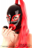 Vorschau: Schwarze Latex Maske mit roten Haaren mit einem roten Mundstück welches mit einen Stöpsel verschlossen werden kann