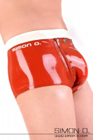 Vorschau: Eine Mann trägt eine Latex Unterhose mit abnehmbaren Codpiece in Rot mit weißer Kontrastfarbe