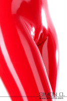 Vorschau: Ein Detailfoto einer roten Latex Leggings wo man die hautenge Passform und den Cameltoe Effekt im Schritt sehen kann.