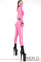 Vorschau: Ein schlankes Model trägt einen Latex Catsuit mit Push Up Gesäß Bereich. Der Latex Catsuit hat die Farbe Pink mit schwarz kombiniert. 