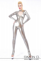 Vorschau: Eine blonde stehende Frau in einem glänzenden silbernen Latex Catsuit mit sexy Auschnitt