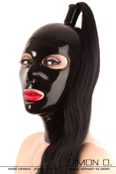 Schwarze glänzende Latex Maske mit einem schwarzen Haarteil