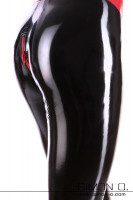 Vorschau: Eine schwarze Glanz Latex Leggings für Herren mit rotem Zipp im Analbereich