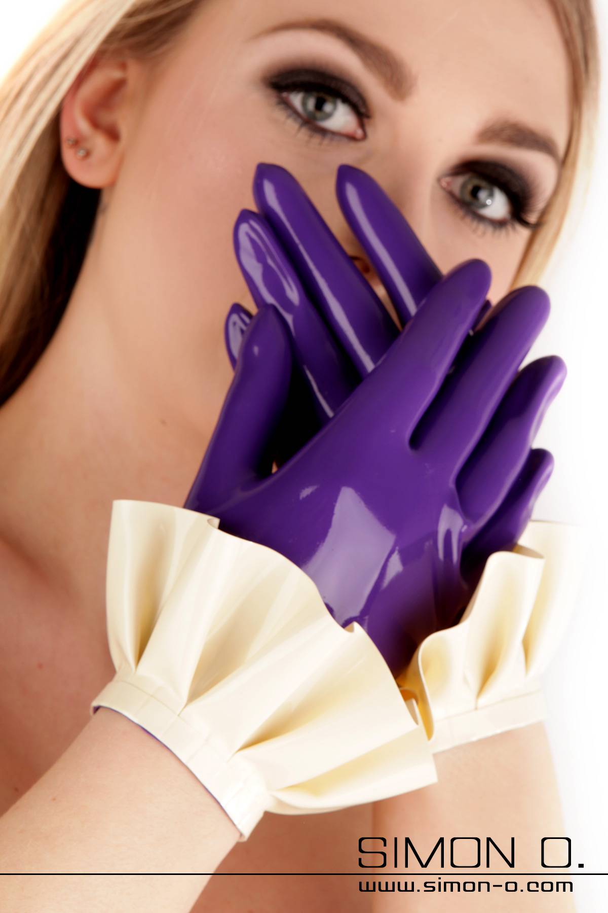 Short latex gloves with ruffles in purple combined with white