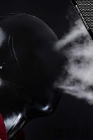 Vorschau: Rauch kommt durch die Öffnungen einer Latex Maske mit mikro Perforationen bei Mund Nase und Augen