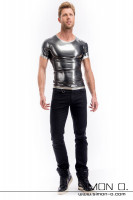 Vorschau: Ein Mann trägt ein hautenges glänzendes kurzarm Latex Shirt in Metallic Glanzoptik