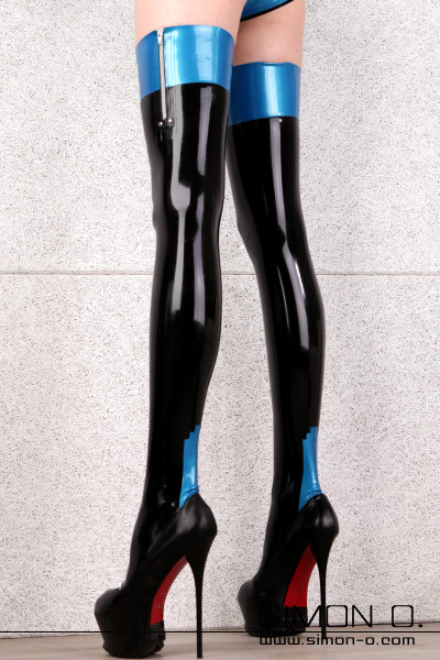 Halterlose schwarze Latex Strümpfe mit blauen Strumpfband und Zipp