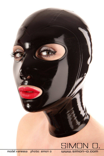 Eine schwarze glänzende Latex Maske mit eingefassten runden Mund und Augen Öffnungen